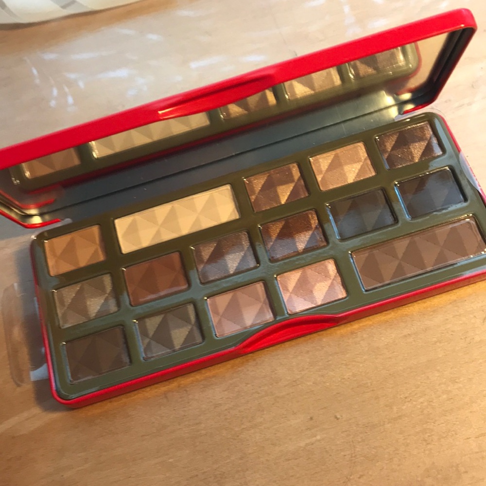 JOLIE Couture| Essential Nudes Eyeshadow Palette